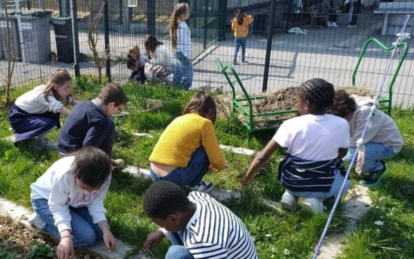 Moment partagé au jardin potager de l&rsquo;école