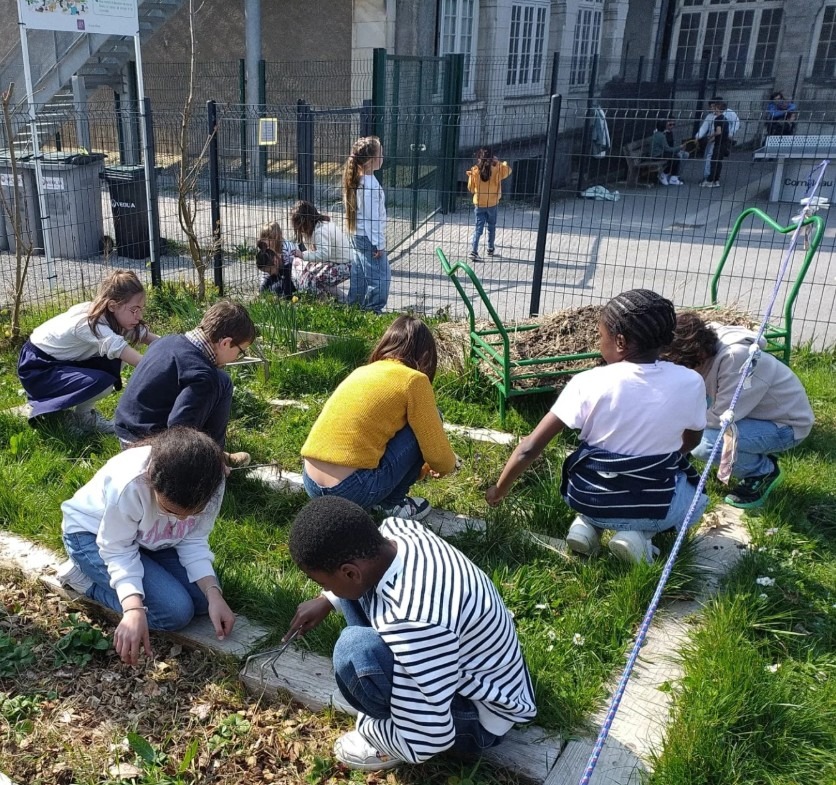 Moment partagé au jardin potager de l&rsquo;école